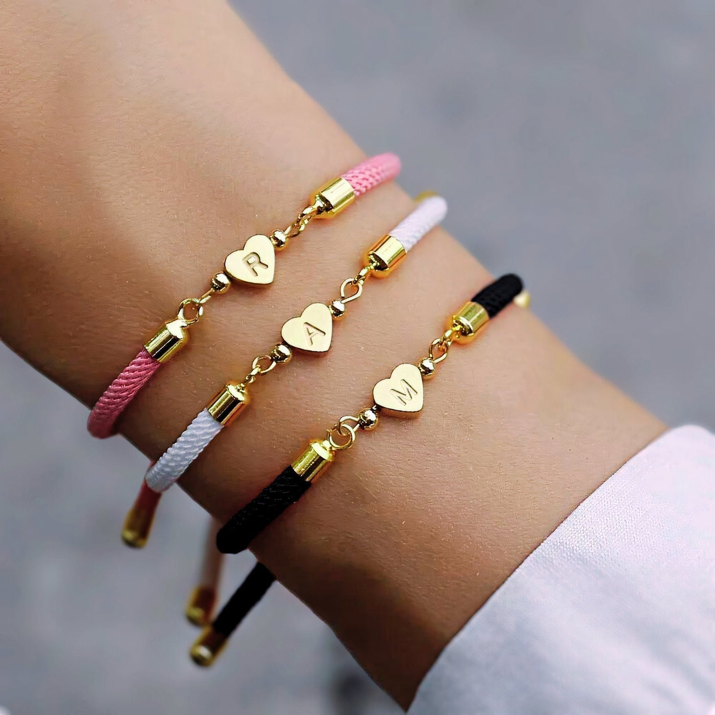 Ivanka® | Bracelets avec initiales en forme de cœur ajustables